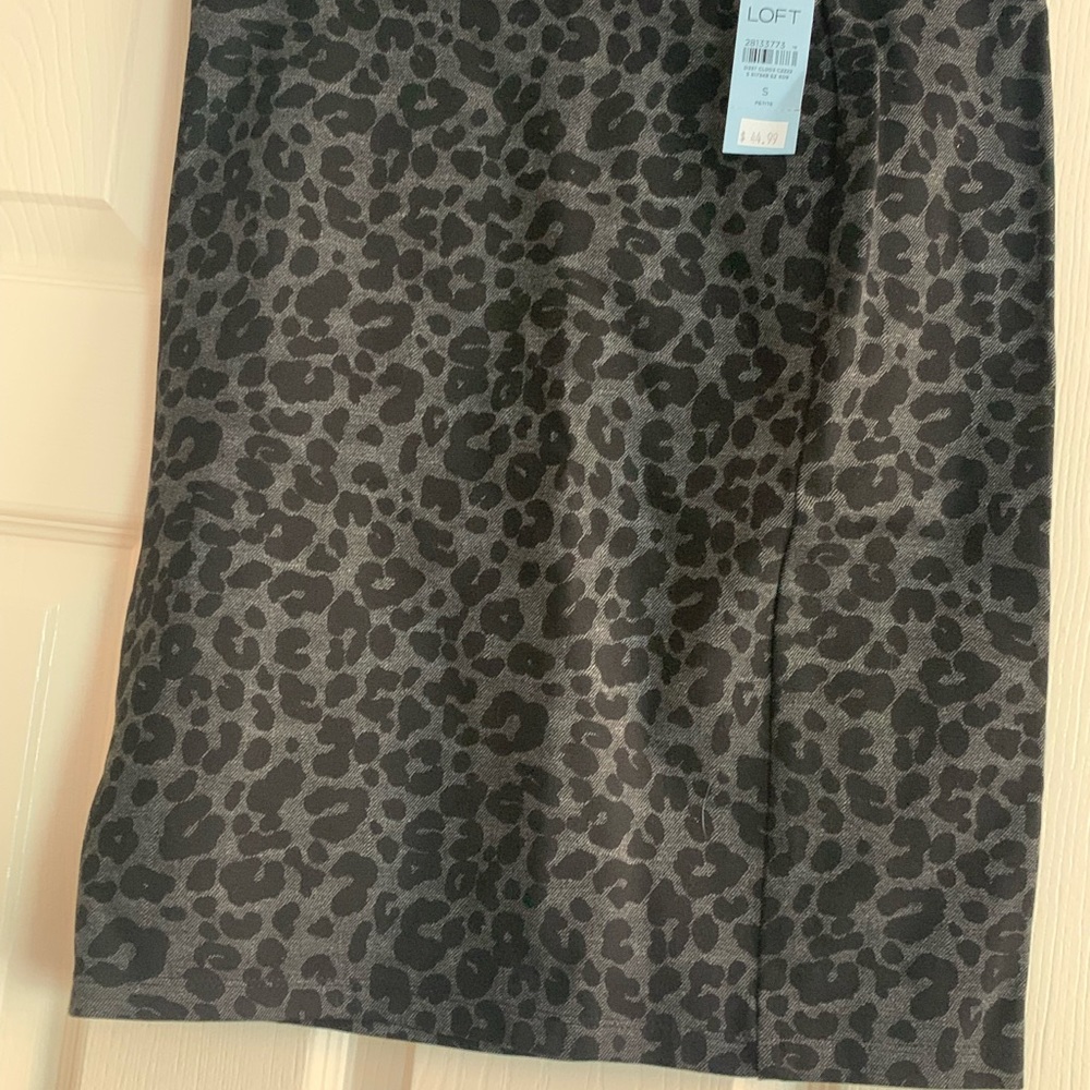 LOFT Black and gray leopard stretch skirt